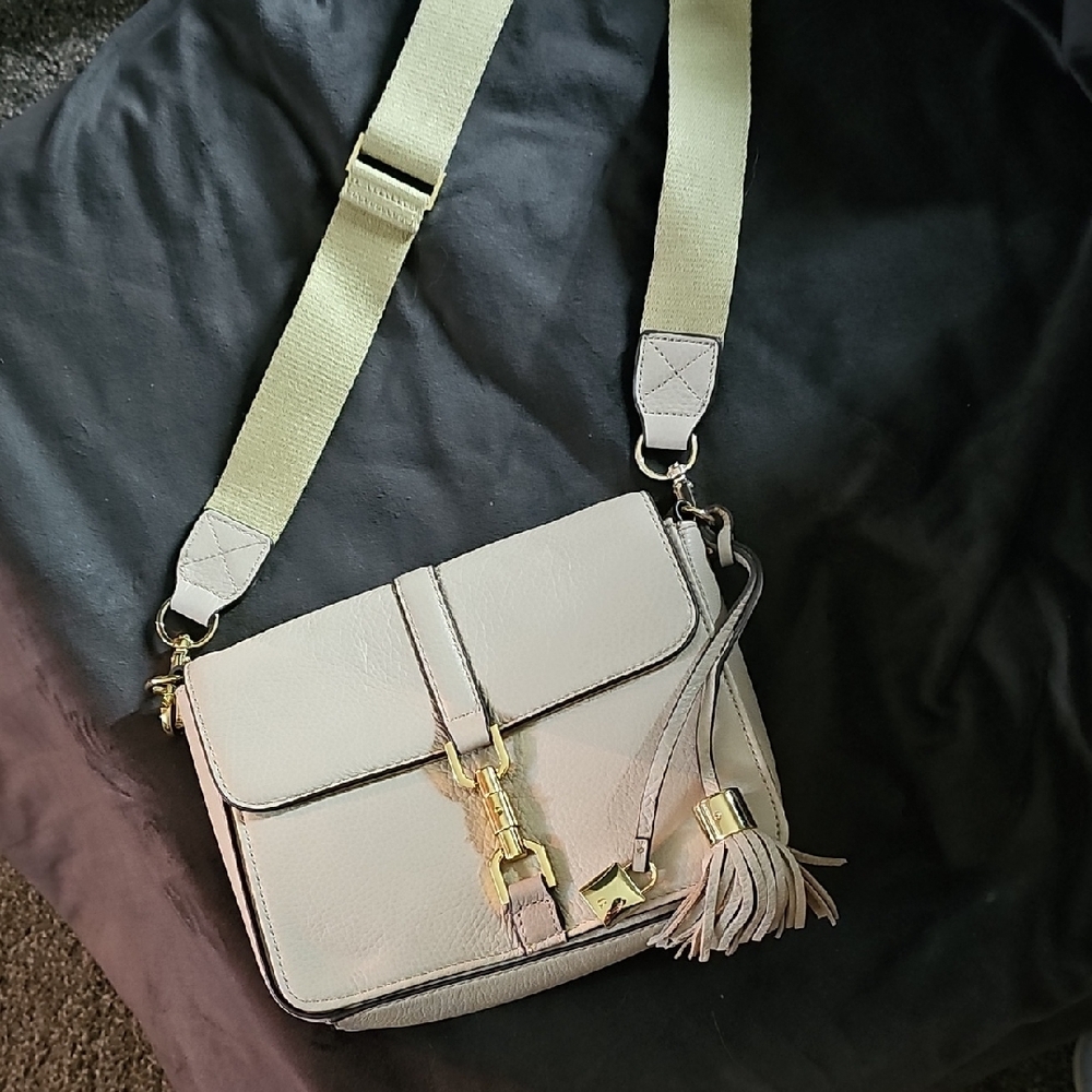 Brand New Gili Got It Love It!  Elegant Cream Crossbody Bag